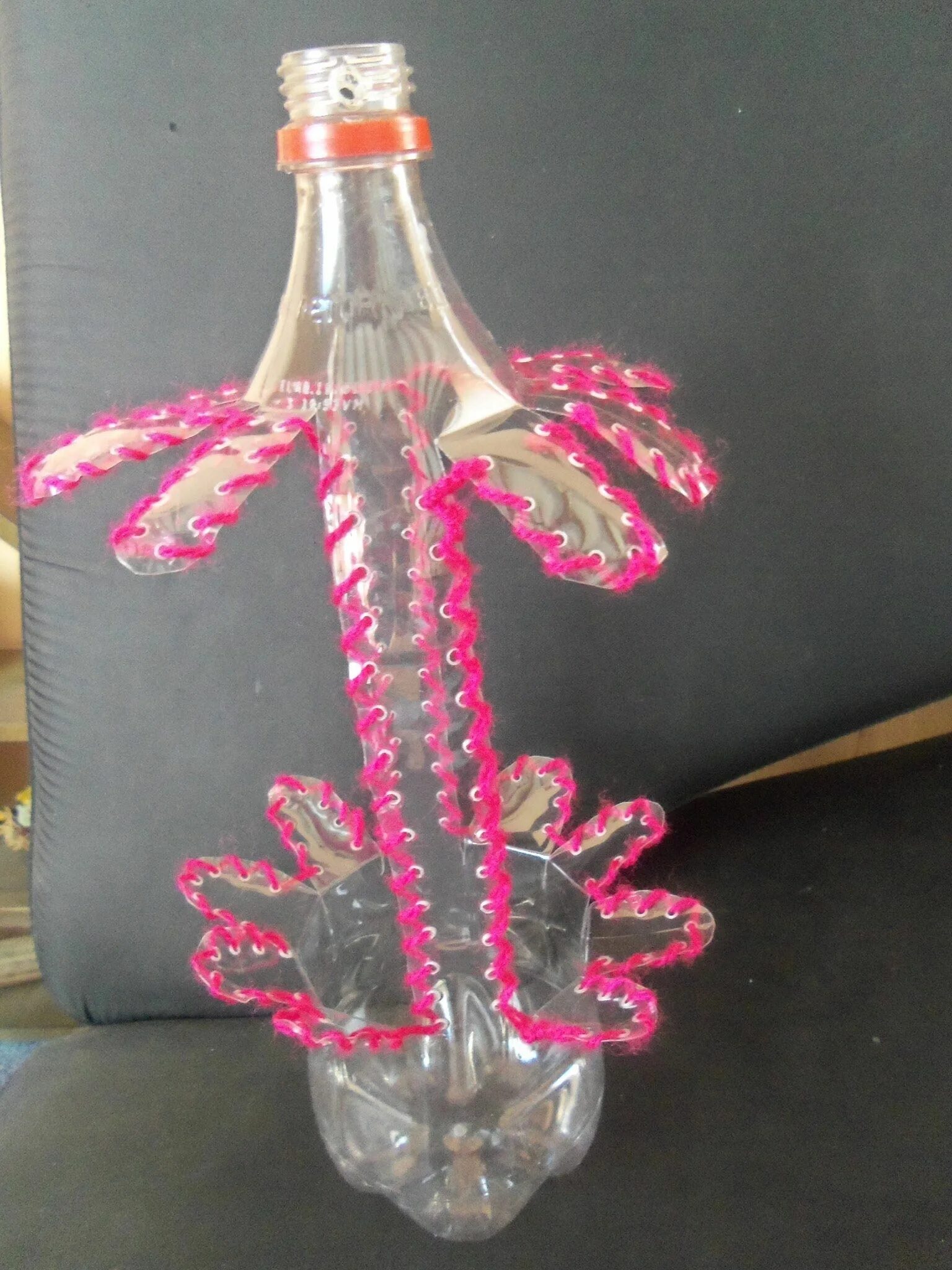 подарочная упаковка из пластиковой бутылки. конфетница из пластиковой бутылки. поделки из пластиковых бутылок. копилка из пластиковой бутылки. из бутылки сделать подарок.