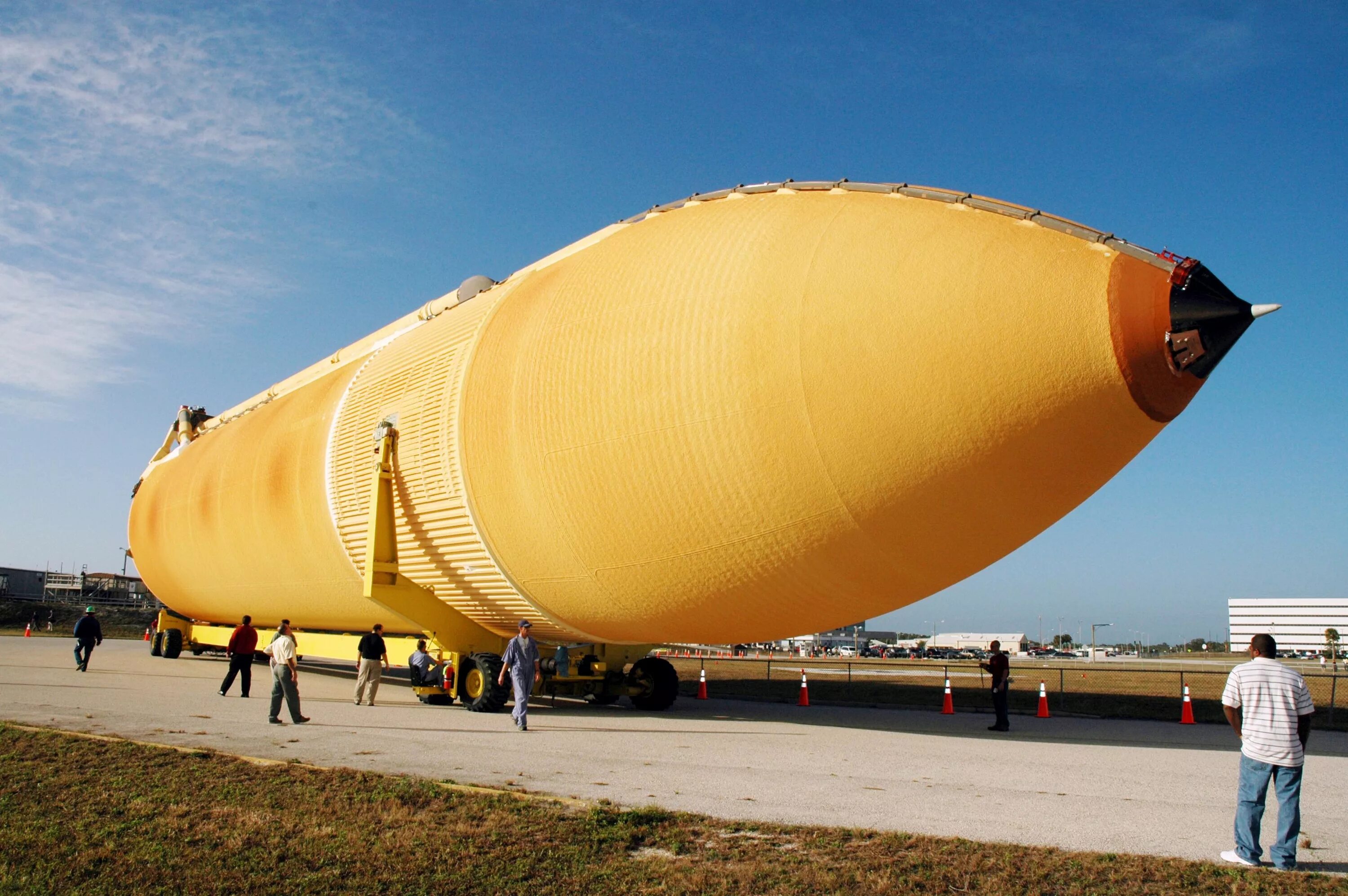 Самая огромная 18. Топливный бак Space Shuttle. Огромная ракета. Гигантская ракета. Самая большая ракета.