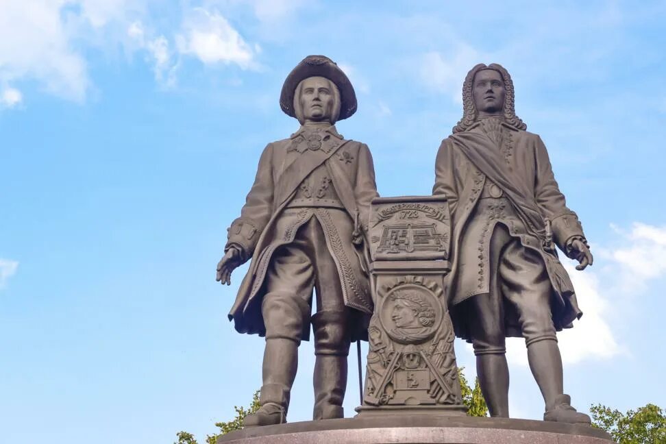 Памятник Татищеву и де Геннину. Памятник Вильгельму де Геннину и Василию Татищеву Екатеринбург. Татищев и де Генин памятник в Екатеринбурге. Де генин ввел слово информация