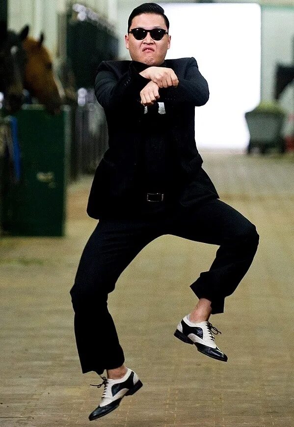 Зомби танцует опа гангам стайл. Берни сандерс варежки. Певец гангам стайл. Концерт опа гангам стайл. Псай гангнам.