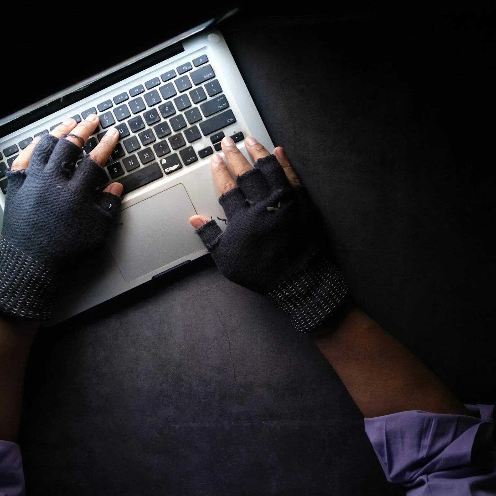 Ноутбук руки. Мошенничество в интернете. Кибератака. Киберпреступления хакеры.