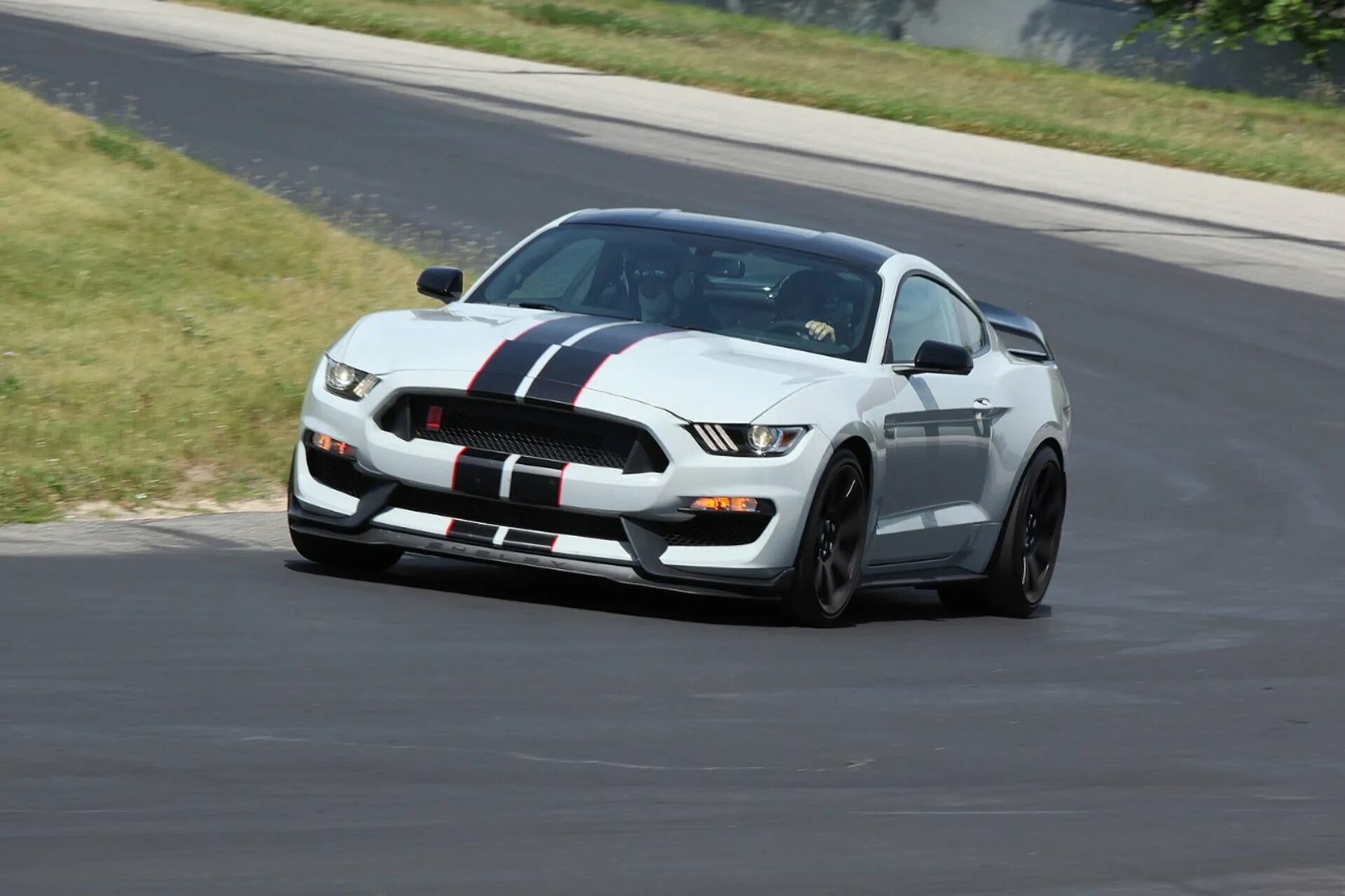 Форд мустанг жажда скорости. Форд мустанг шелби gt 500 2013. Скорость шелби. Ford mustang shelby gt500 2010. Ford mustang shelby gt500 2013.