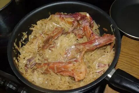 Капуста тушеная с ребрышками на сковороде свиными