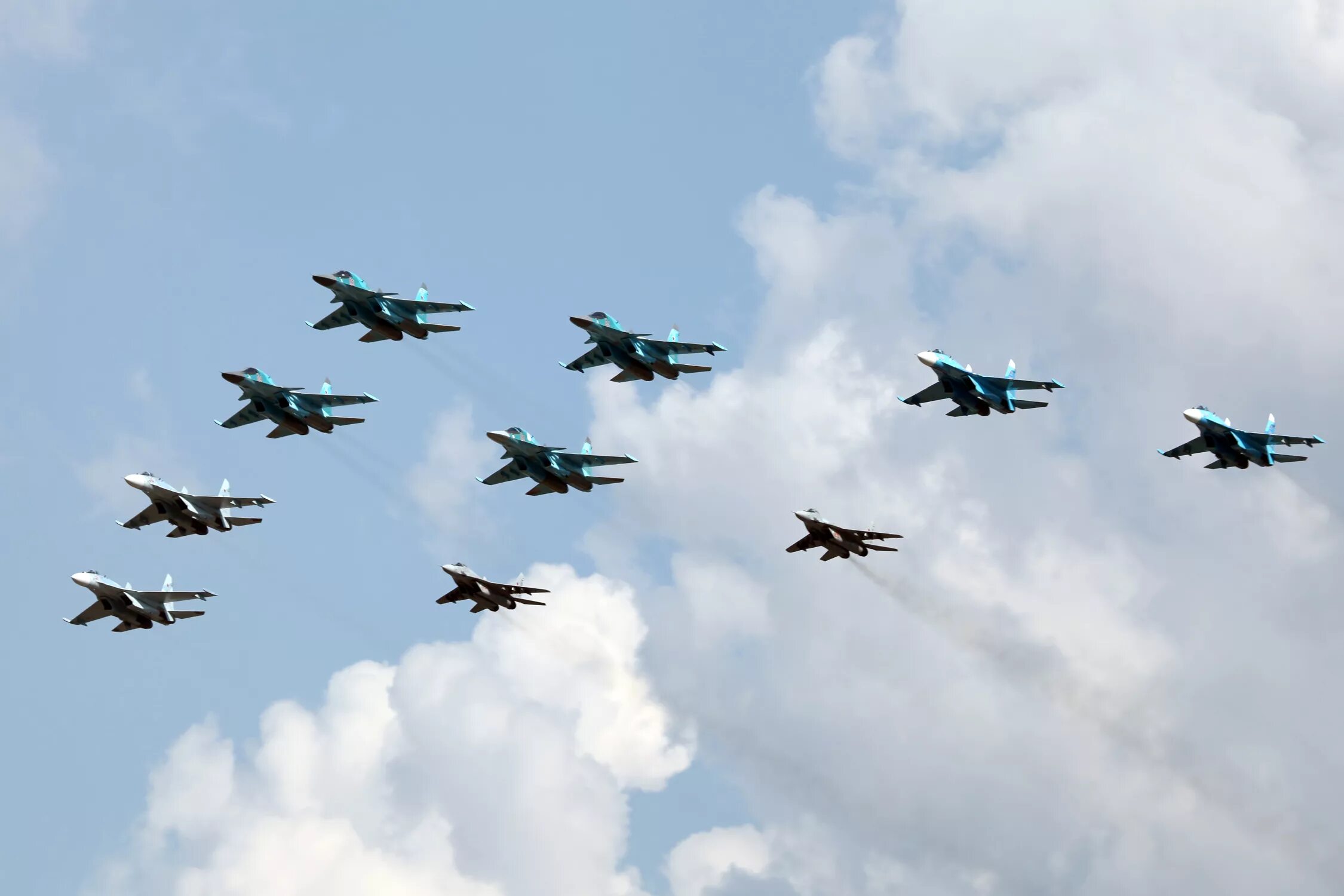 Воздушный флот рф. Су 34 летит. Су-27 на параде. Военные самолеты ВВС РФ. День истребительной авиации ВВС России.