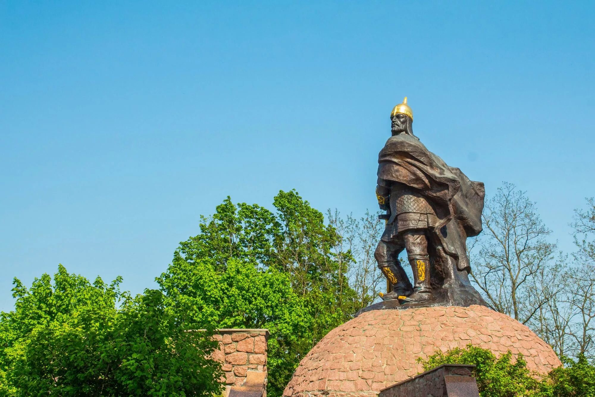 Древлянский князь малом. Коростень памятник князю малу. Древлянский князь мал картина. Мал князь древлянский памятник. Маленький князь.