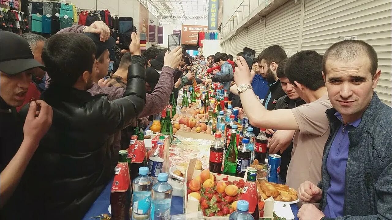 Рынок Садовод толпы людей. Садовник таджик. Огромная толпа таджиков на САДОВОДЕ.