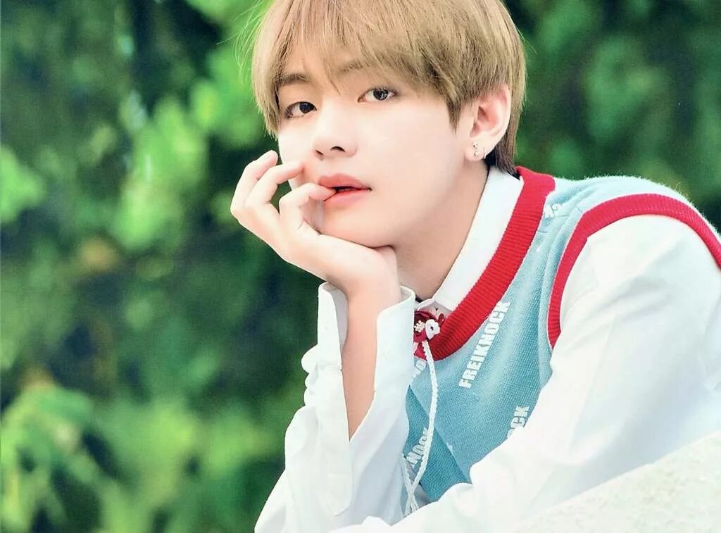 Тэхен биография личная. Тэхен БТС. BTS тэхён. BTS Kim Taehyung.