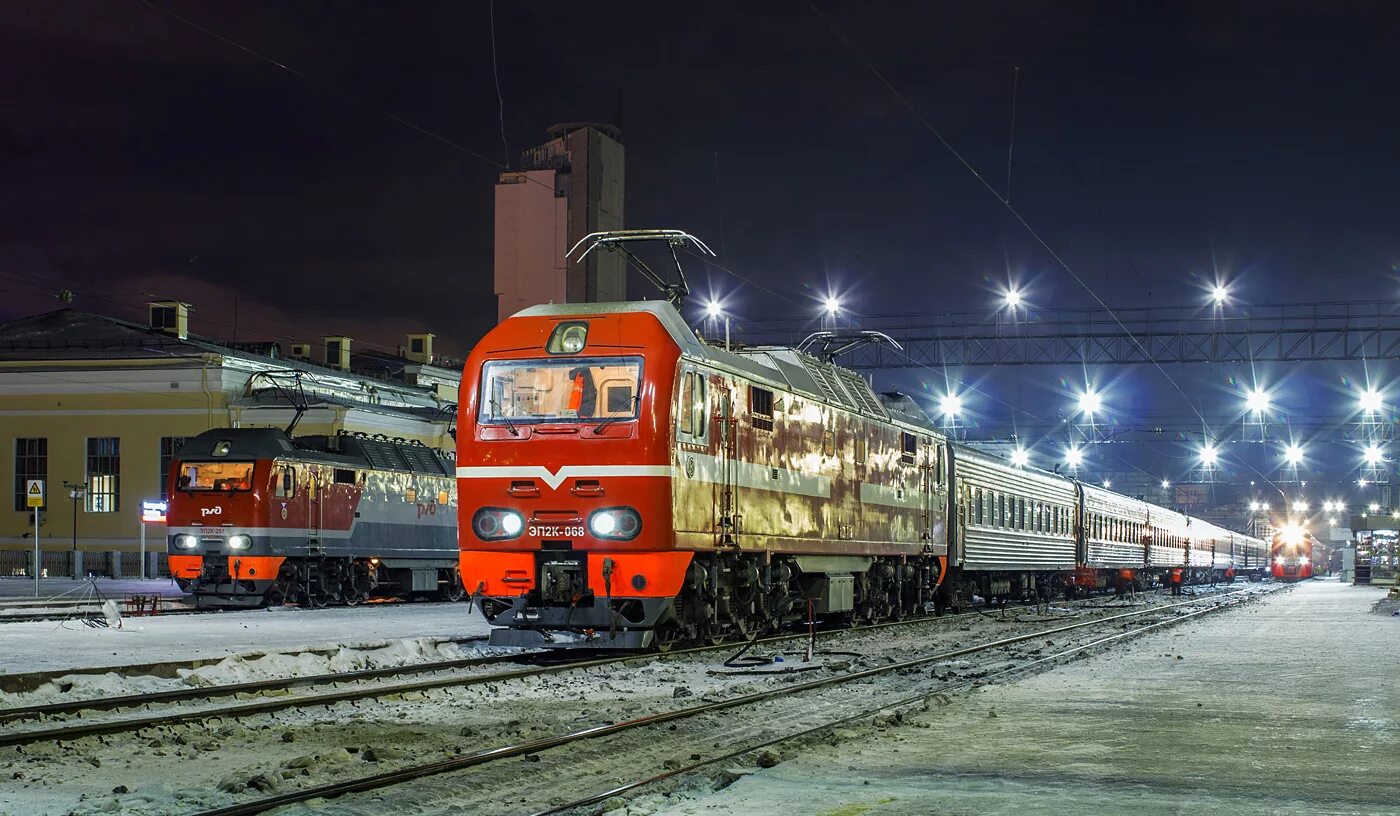 Вокзал челябинск екатеринбург. Эп2к Уфа. РЖД эп2к. Эп2к пассажирский. РЖД вокзал Екатеринбург.