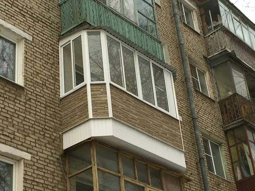 Раздвижные окна проведал. Балкон снаружи. Отделка балкона снаружи. Балконы в туле в рассрочку. Угловое окно фасад.