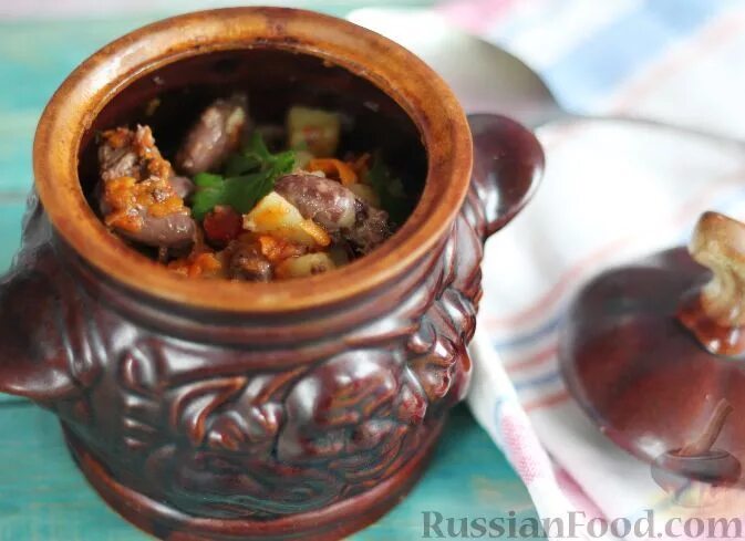 горшочки с мясом и картофелем. куриные сердечки в горшочках с картошкой. жаркое из куриных сердечек в горшочках. куриные сердечки в горшочках с картошкой и грибами. блюда из куриных сердечек в горшочках.