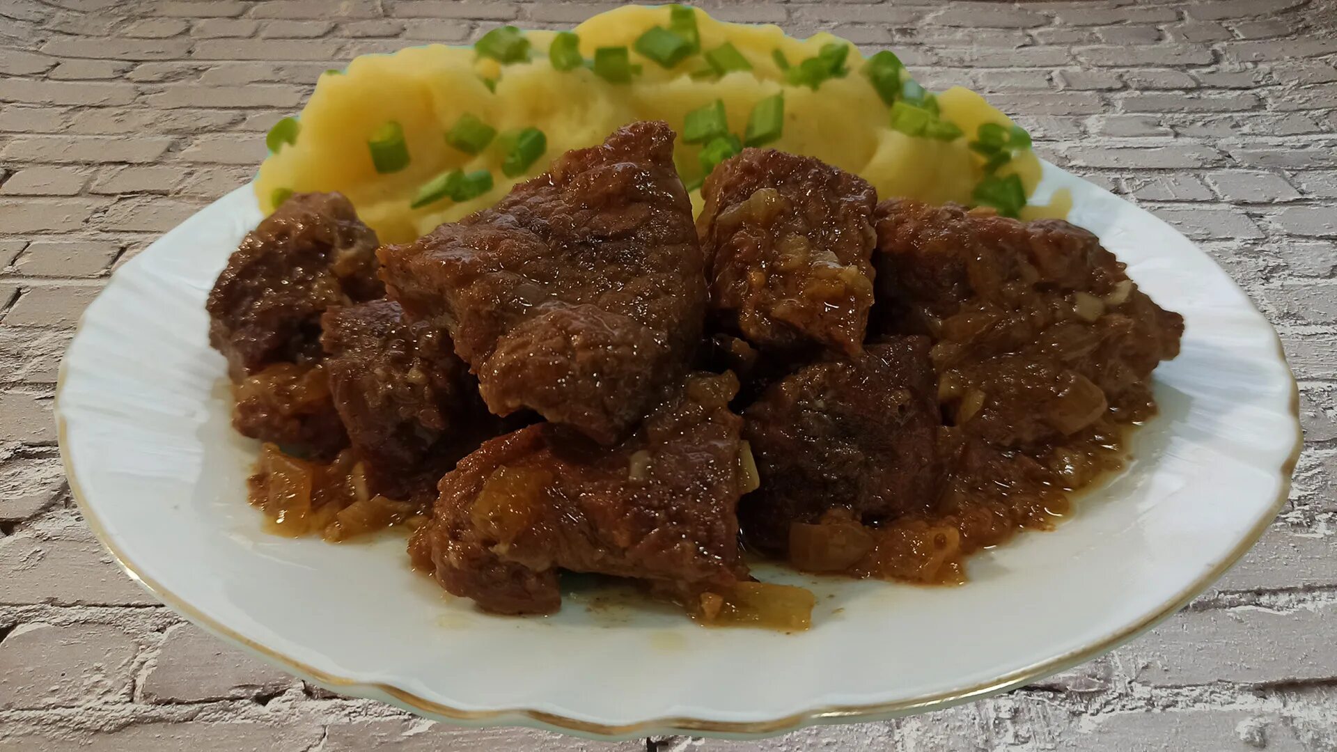 Мясо тушеное по кремлевски. Мясо по кремлевски. Гуляш по кремлевски. Мясо по кремлевски. Мясо по кремлевски.