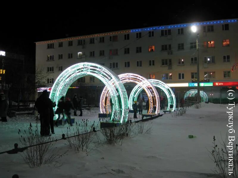 Мончегорск зима. Город мончегорск мурманской области. Аллея ермакова мончегорск. Зимний мончегорск. Мончегорская церковь в мончегорске.