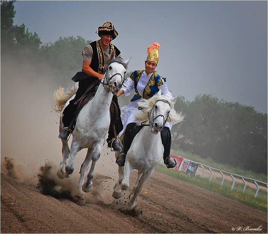 Кыз куу казахская игра. Кыргызская Национальная игра кыз куумай. Казах на лошади. Казахский народ на лошадях.
