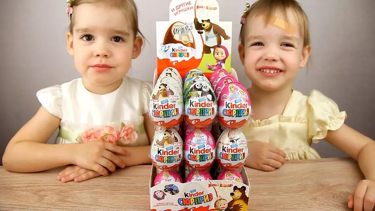 Включи kinder toys. Киндер сюрприз ребенок. Коробки Киндер сюрприз. Распаковка игрушек Киндер сюрприз. Киндер сюрприз Маша и медведь.