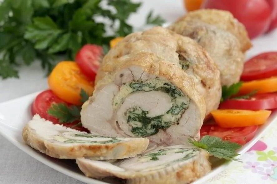 Рулеты из курицы на сковороде. Руляда куриная. руляда из курицы. куриный рулет со шпинатом. куриный рулет холодная закуска.