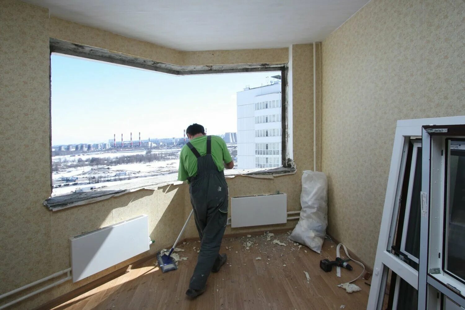 Демонтаж окон установкой. Демонтаж окон установкой. Демонтаж деревянных окон. Монтаж окон. Установщик пластиковых окон.