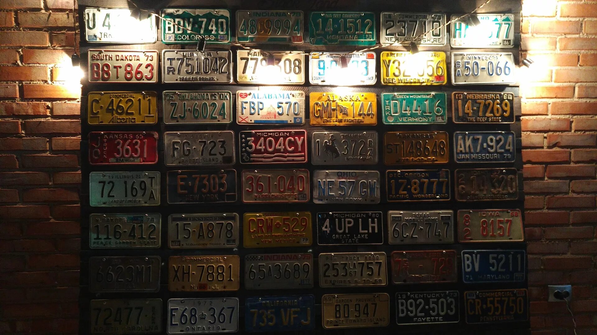 Автомобильные номера на стене. Автомобильные номера в интерьере. Коллекция автомобильных номеров. Старые американские номерные знаки. Купить много номеров