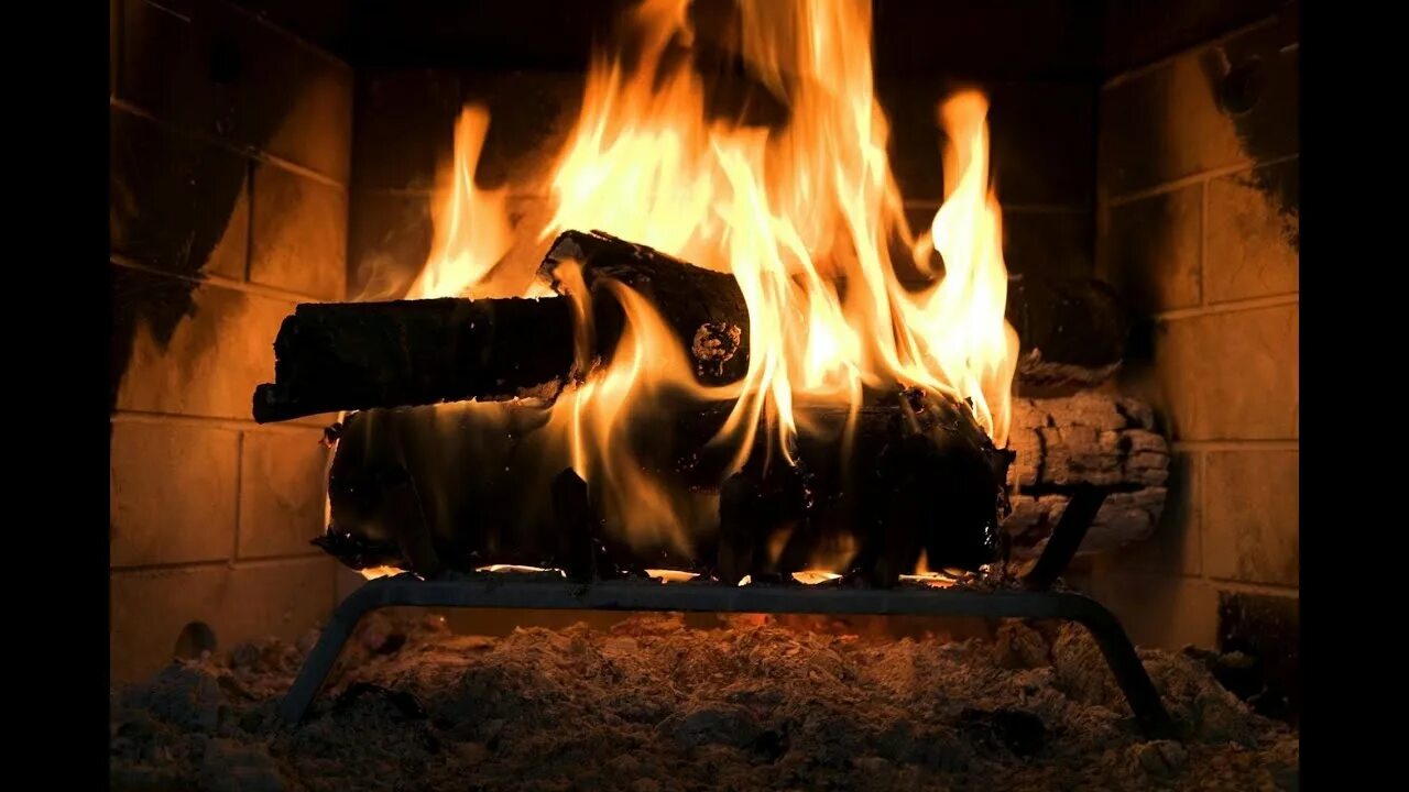Шум камина. Звук камина слушать. Новый год камин горы. Треск камина. Камин атмосфера.