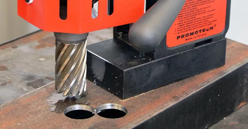 фрезеровка металла. сверление деталей. Cnc фрезеровка металла стружка. сверление отверстий в металле. сверление металла сверлильный станок optidrill в50gsm процесс.