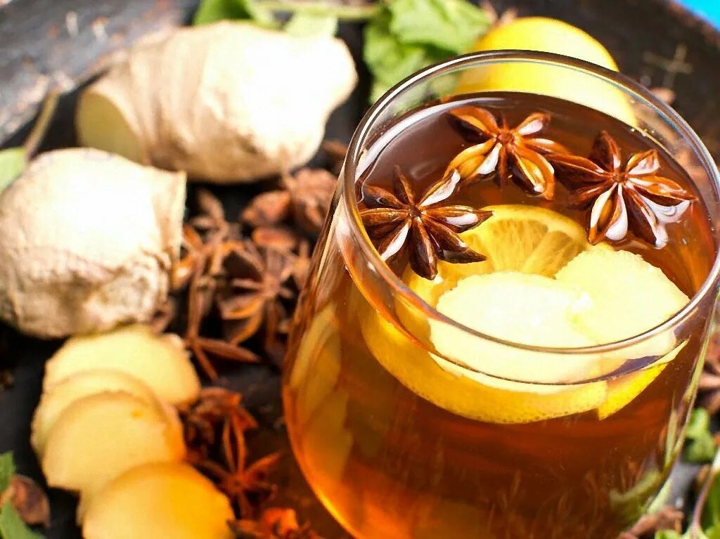 Имбирный чай медом рецепт. Имбирный чай. Чай с имбирем. Чай с корицей и имбирем. Чай с лимоном и корицей.