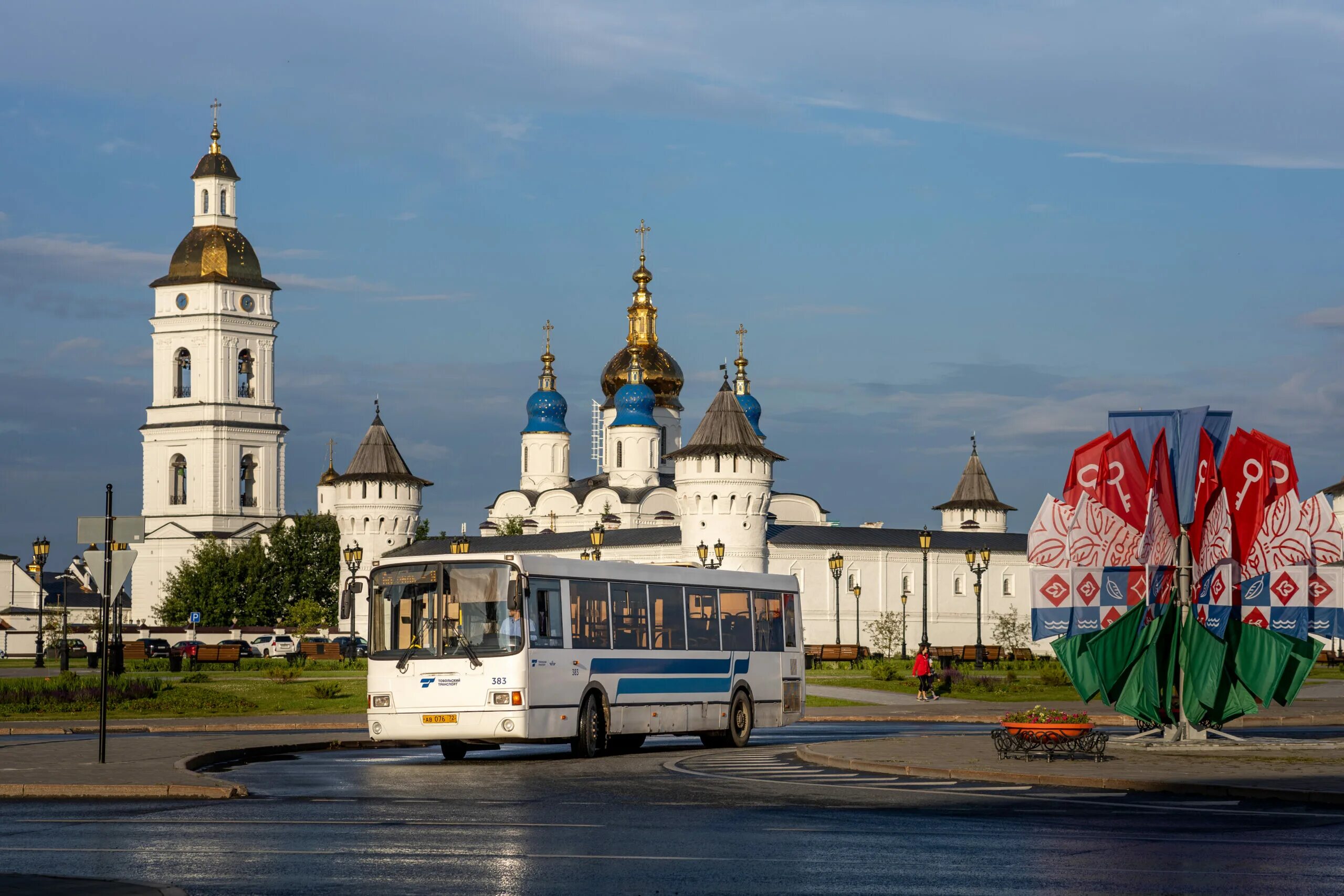 Тур в тобольск на автобусе. Площадь победы тобольск. автобус тобольска с кремлём. автобус 3 тобольск. базарная площадь тобольск фото.