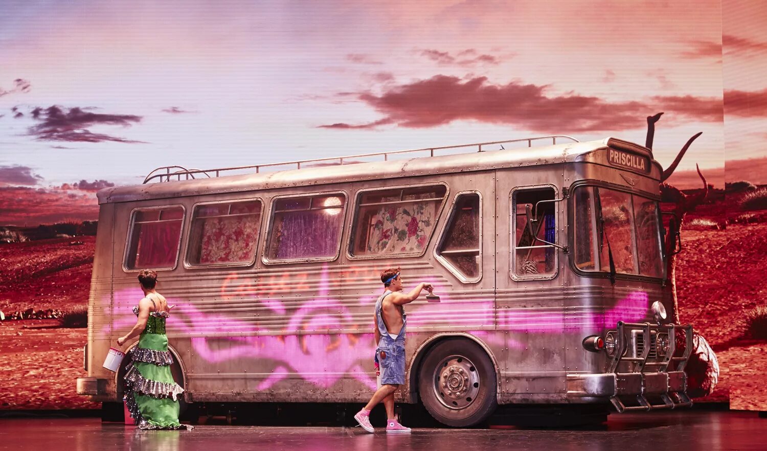 The bus the end. Автобус в пустыне. Пустынный автобус. Автобусы для пустыни. Маршрутка в пустыне.