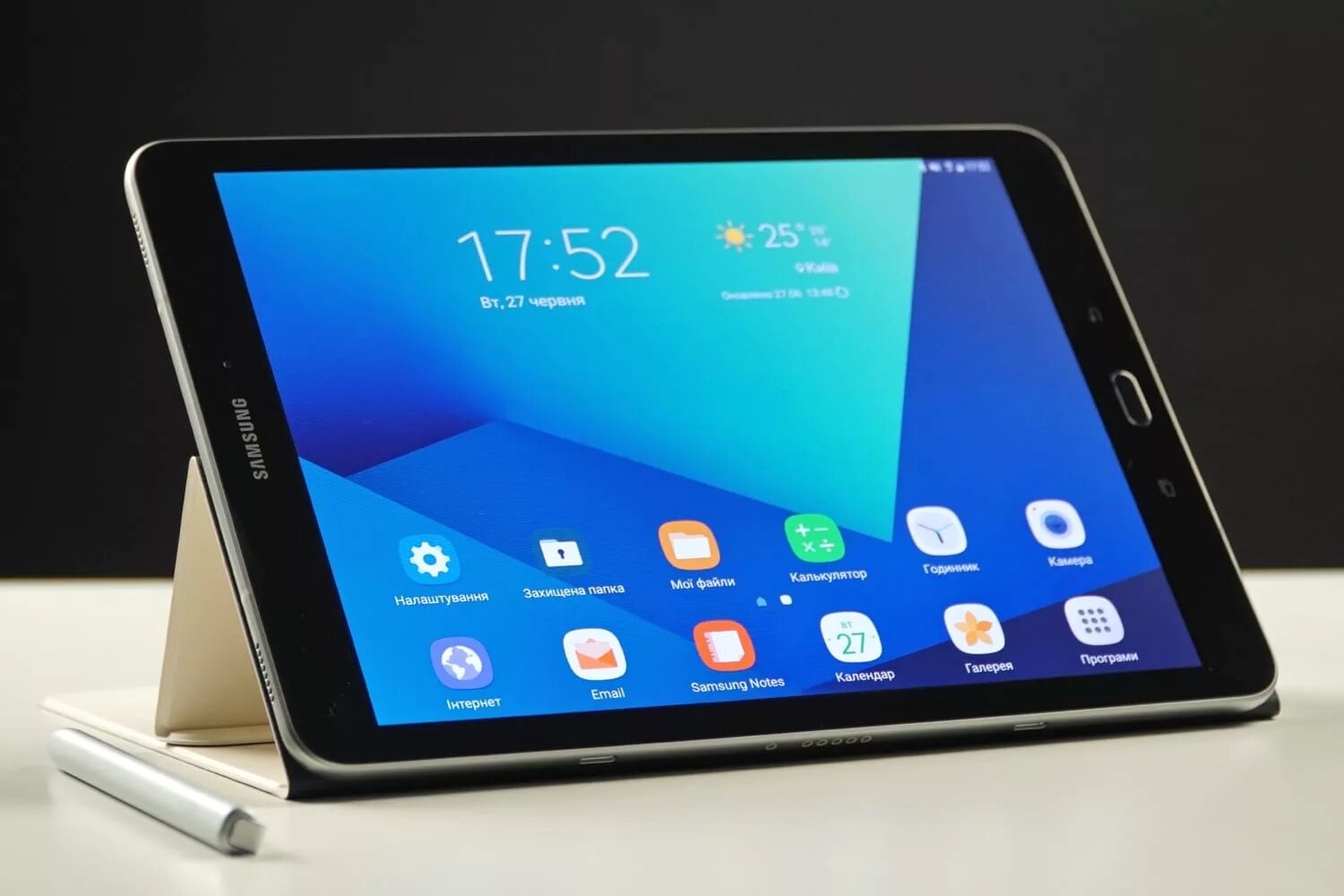 Можно ли планшет. Планшет Samsung Galaxy Tab s4. Samsung Galaxy Tab 2010. Планшет Samsung Galaxy Tab s3. Планшет самсунг галакси таб s3.