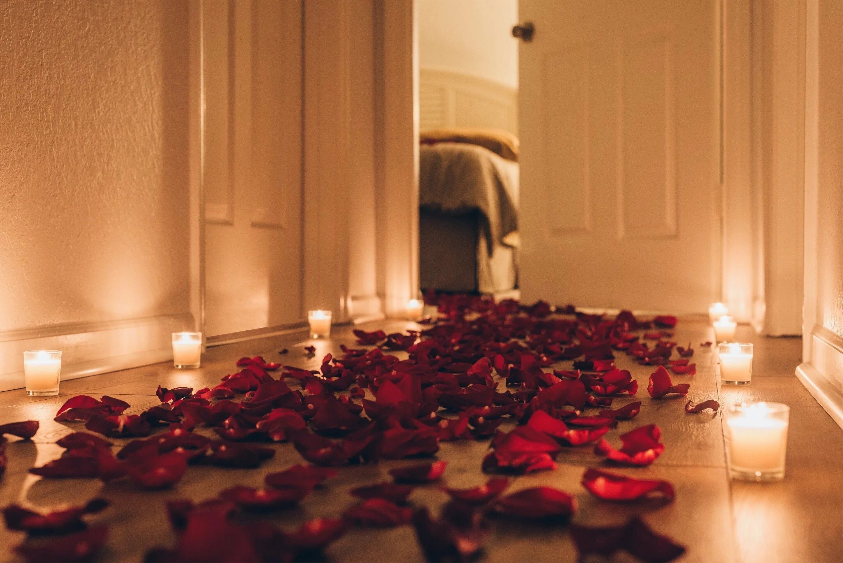 Почему лепестки роз. Романтическое украшение комнаты. Романтическая обстановка в комнате. Романтика свечи лепестки роз. Украсить комнату лепестками роз.