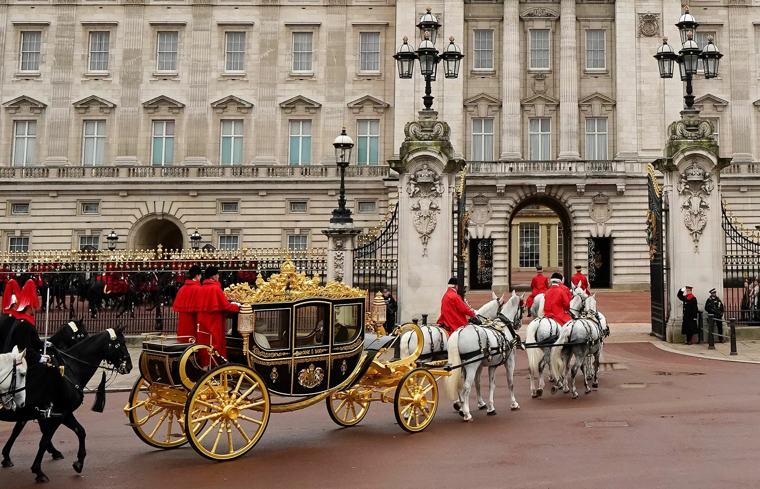 The queen lives in a big. Великобритания Букингемский дворец с королевой. Королева и парламент Великобритании.