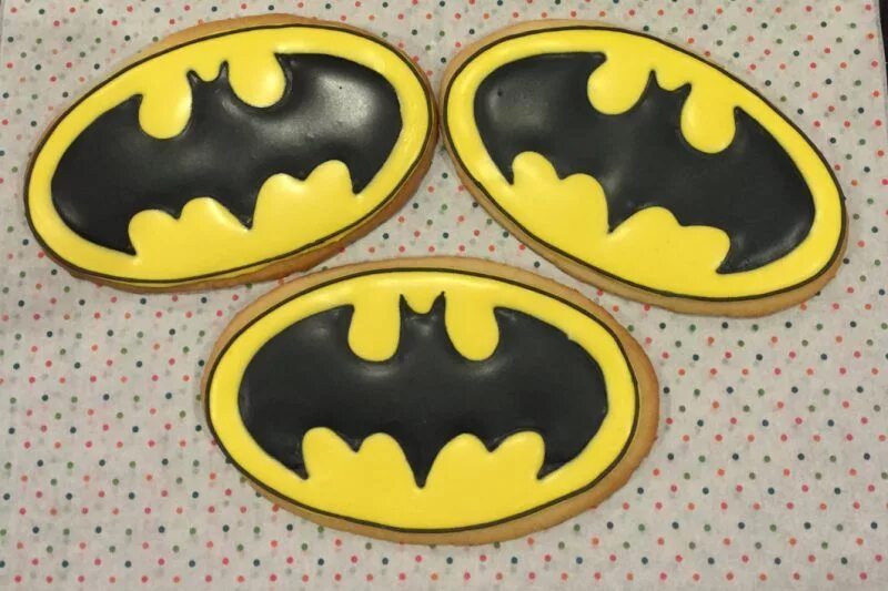 Fun 26. Печенье Бэтмена. Печеньки с Бэтменом. Шесть печенье Бэтмен. Торт с Бэтменом на печенье.