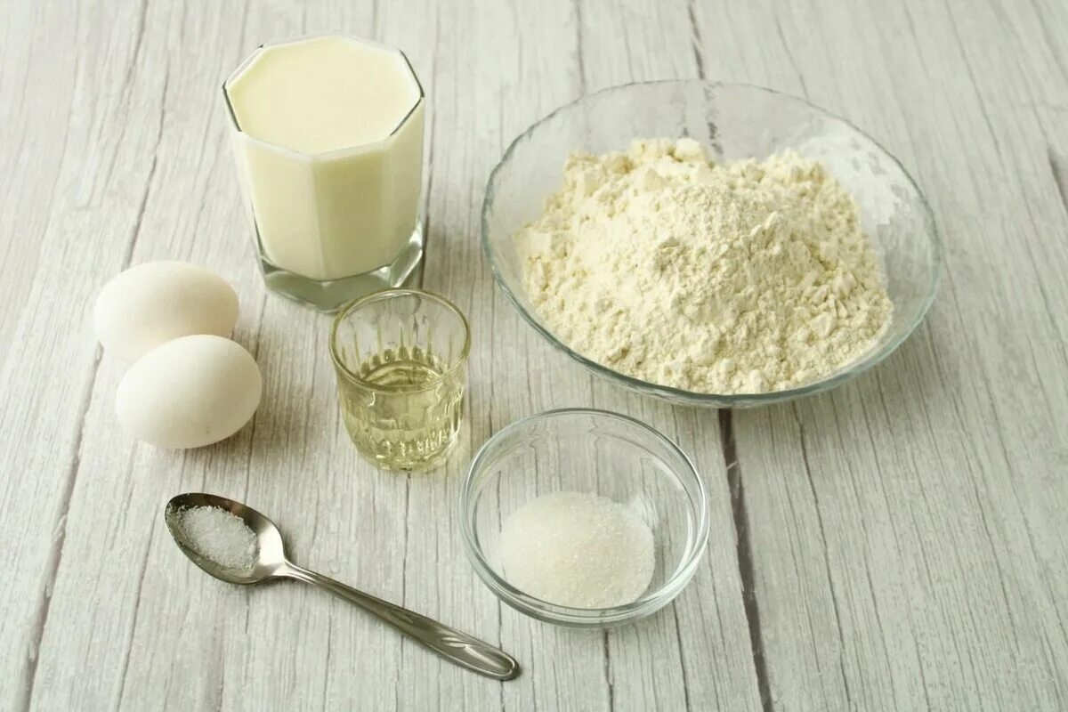 Яйца с маслом сахар разрыхлитель. Ингредиенты для панкейков. Ингредиенты для панкейков на молоке. Ингредиенты для блинов. Сода для панкейков.