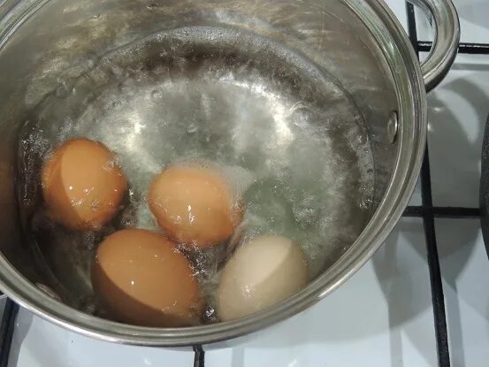 Вода после вареных яиц. Вода после яиц. Сливают воду после варки яиц. Яйца варятся в детском сад. Не выливайте воду после варки яиц.