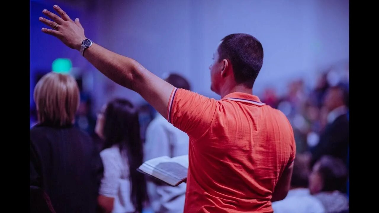 Good first impression. Worship training. Человек с библией. Человек с поднятой вверх рукой- фото. Audiobook.