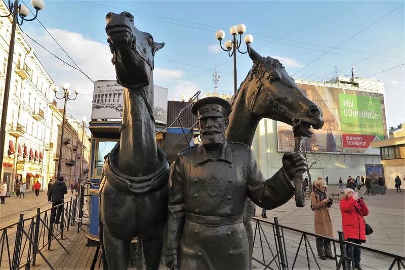 Памятник на васильевском острове. Памятник Конке в Санкт-Петербурге. Памятник Конке в Питере. Памятник Конке на Васильевском. Памятник у метро Василеостровская.