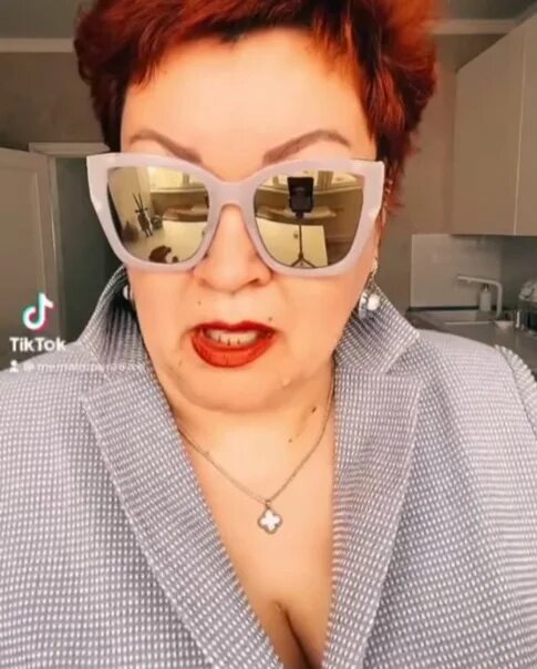 Зубы елочкой. Мама отличника сегодняшнее видео. Матт отличеикп. Мама отличника видеоблогер. Мама отличника грудь.