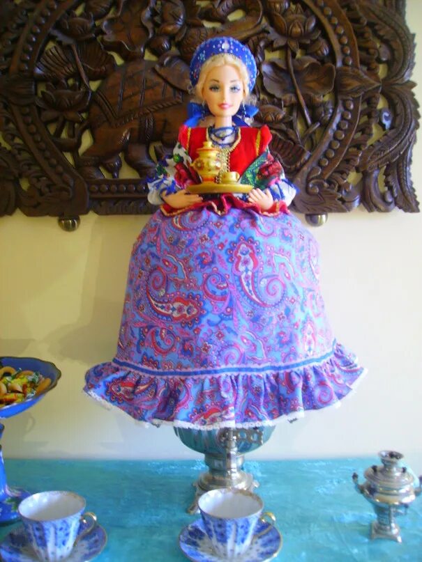 Кукла на самовар. Старинная самоварная кукла. Куклы на чайник елены кагальниковой. Самовар с бабой на чайнике. Старинная самоварная кукла.
