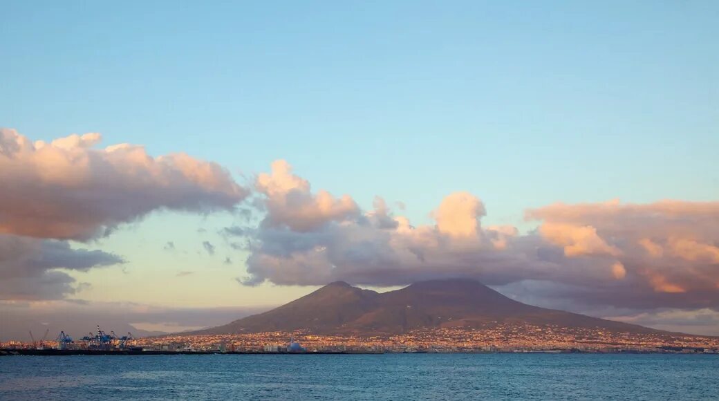 Mt vesuvius. Везувий. Везувий с моря. Mount Vesuvius. Везувий издалека.