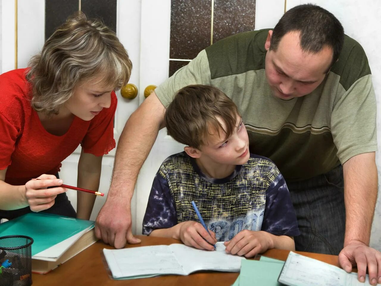 Родители школьников. Дети с родителями. Ребенок и родитель уроки. Школьник с родителями.