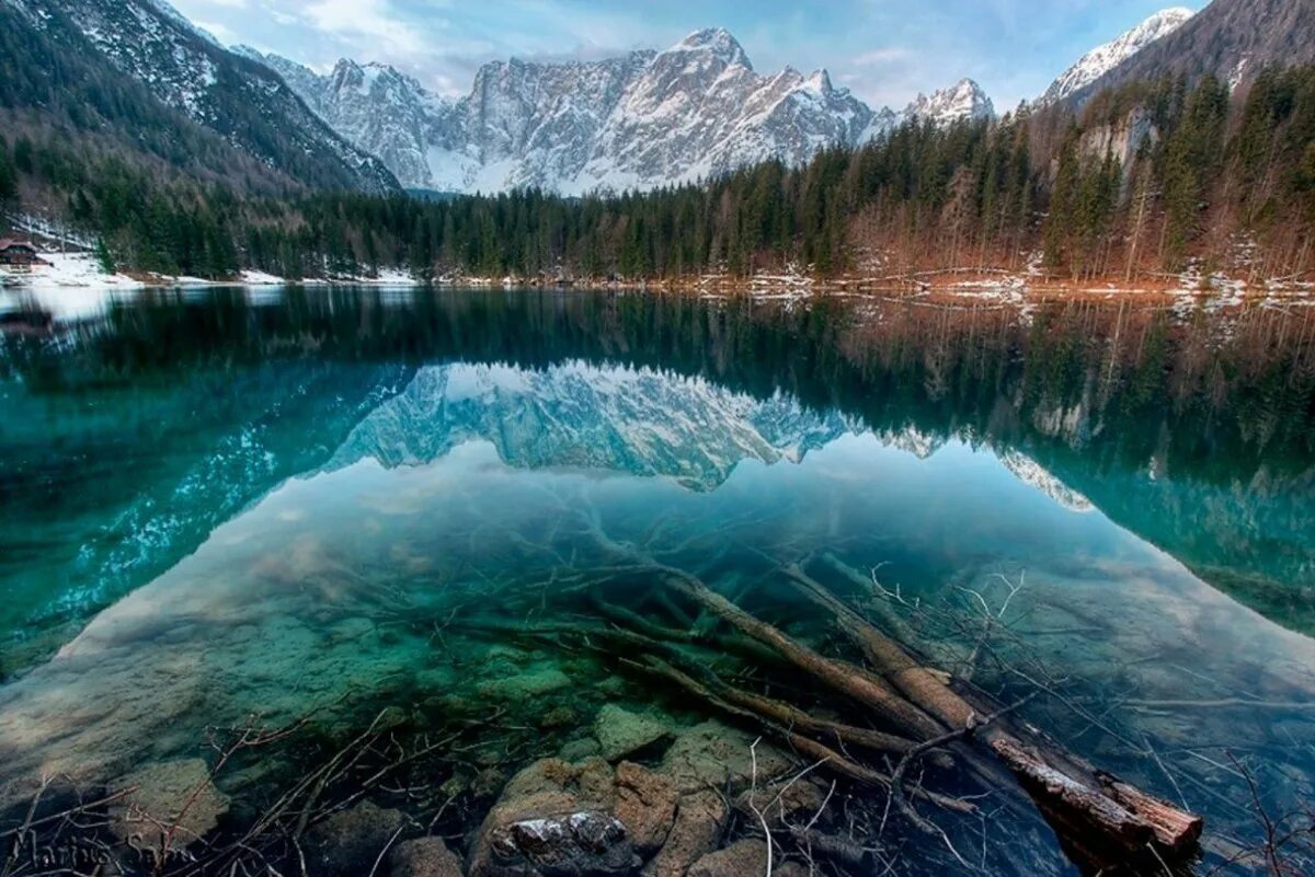 Вблизи края воды. Озеро Маккей Канада. Маккей озеро Канада реки. Голубое озеро Нельсона. Голубое озеро Канада.