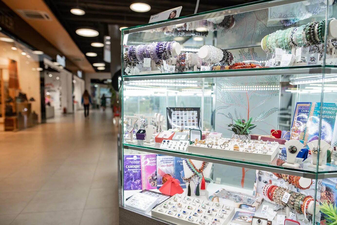 Мини магазин бижутерии. Магазин мундуз в москве. Мир украшений на апрашке. Магазин бижутерии и аксессуаров. Магазины бижутерии и аксессуаров в москве.