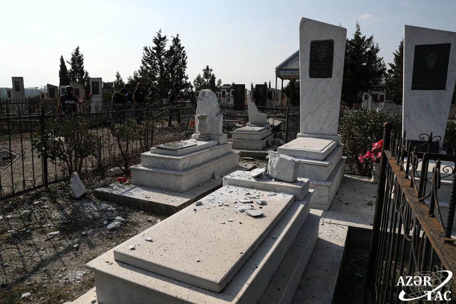 Разрушенные кладбища. Кладбище похороны солевых. Армяне разрушают могилы.