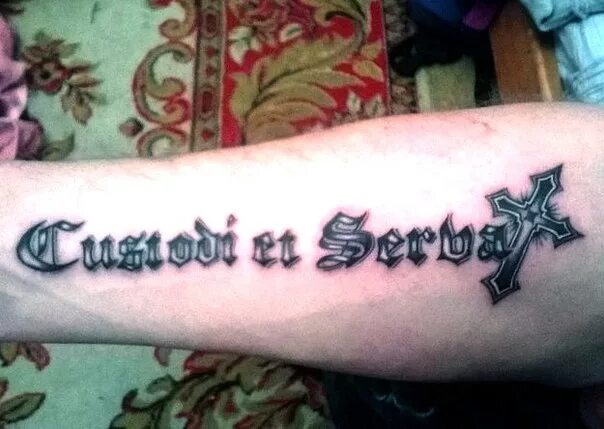 Тату на спине мужские надписи. Спаси на латыни. Тату спаси и сохрани на руке. Татуировки спаси и сохрани на руке на латыни. Тату спаси и сохрани.