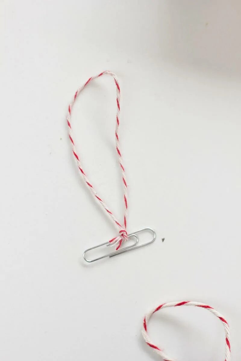 Продеваем нитку через отверстие игра для детей. Подушки с кисточками из ниток. Елочный шар из пенопласта и ниток. Шерстяная нитка на запястье. Завязывание узелка на нитке.