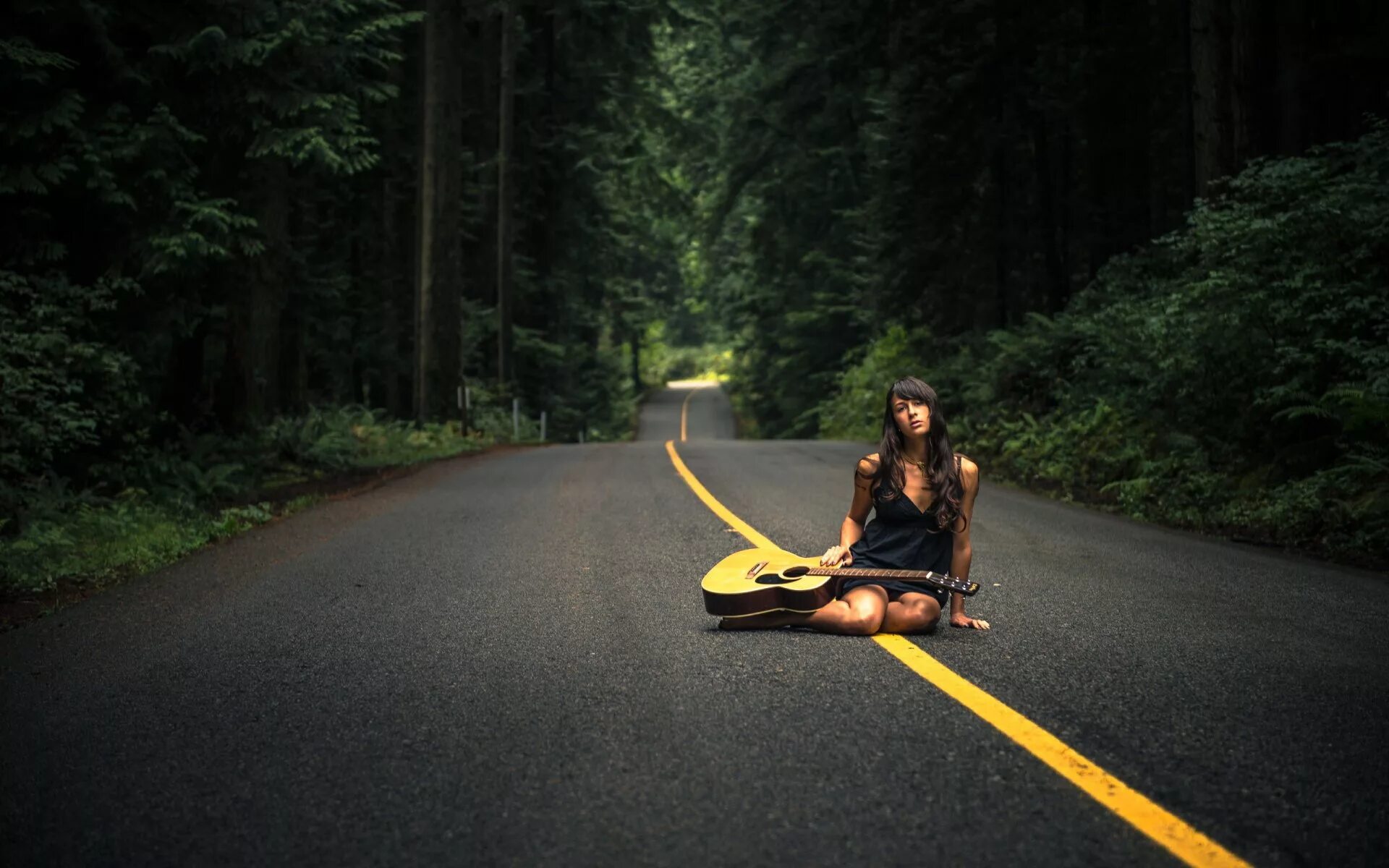 Четыре дороги песня. Фотосессия на дороге. Девушка на дороге. Девушка сидит на дороге. Человек сидит на дороге.