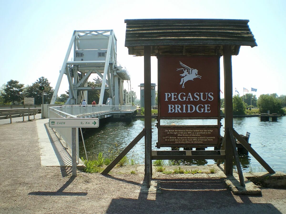 Pegasus Bridge 1944. Мост Пегас в Нормандии. Мемориал Пегаса Нормандия. Pegasus Bridge Now. Пегас бич