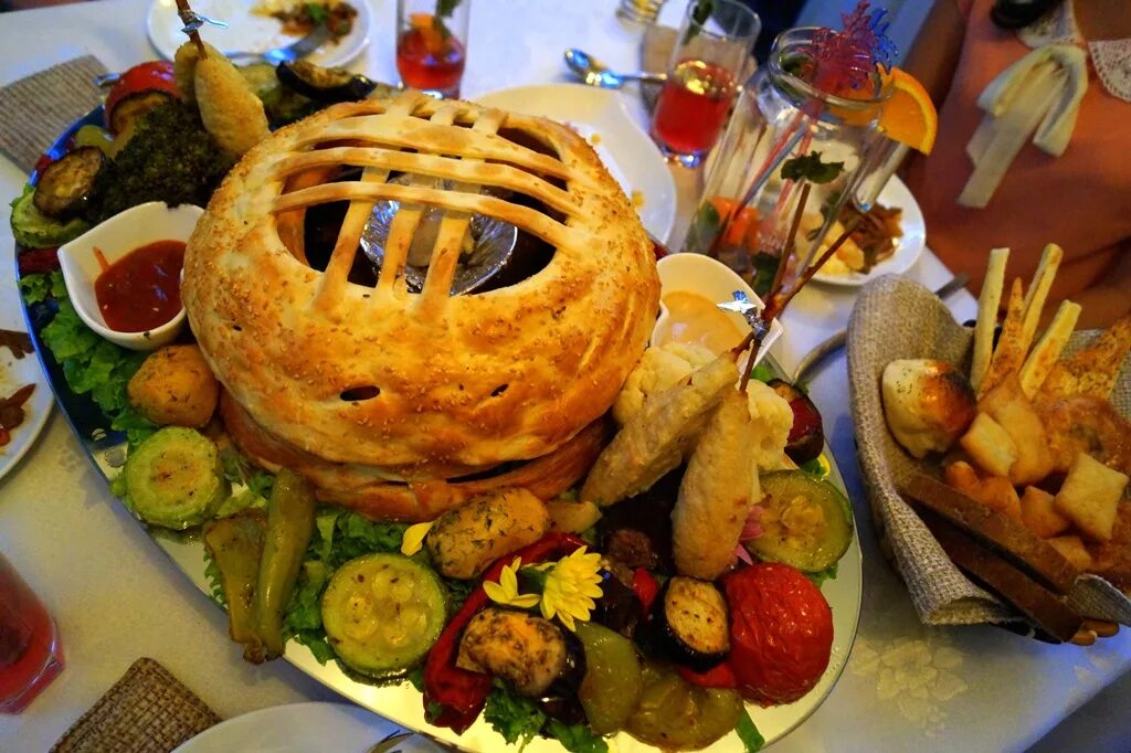 Киргизы блюда. Национальная еда Киргизии. Национальная кухня киргизов. Национальная кухня кыргызов. Кыргызкая традицонные блюда.