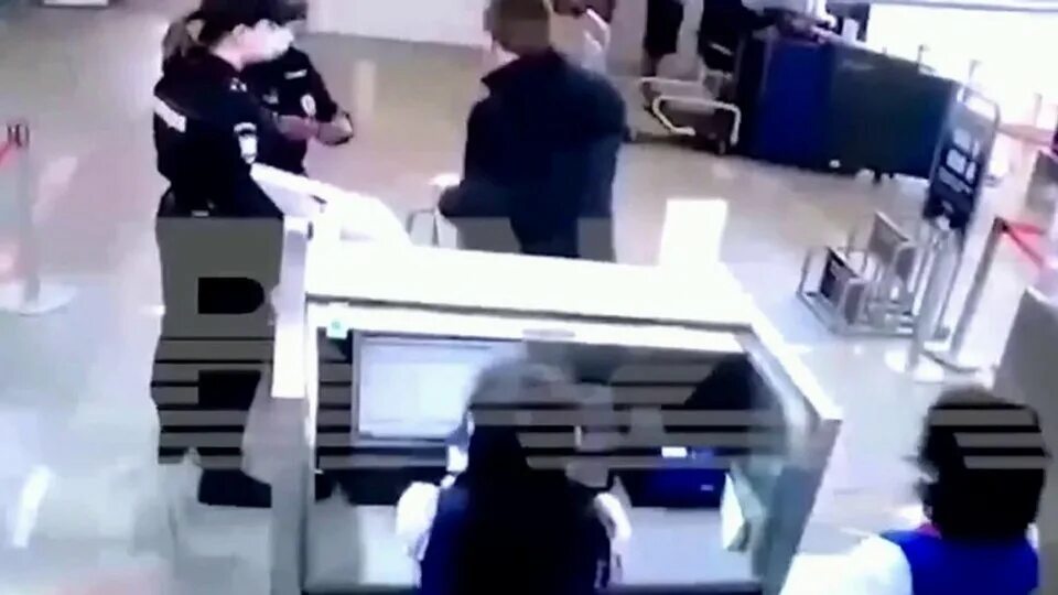 Владивосток морвокзал внутри. Бронирование авто во франции в аэропорту. Воровство, ограбления, кражи. Чиновник в аэропорту. Аэропорты москвы.
