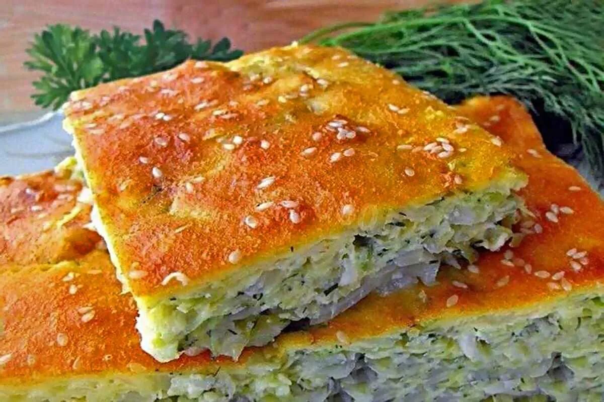 Пирог с капустой на заливном тесте. Заливной капустный пирог. заливной пирог с капустой и яйцом в духовке. капустный пирог заливной в духовке. заливной пирог сткапустой.