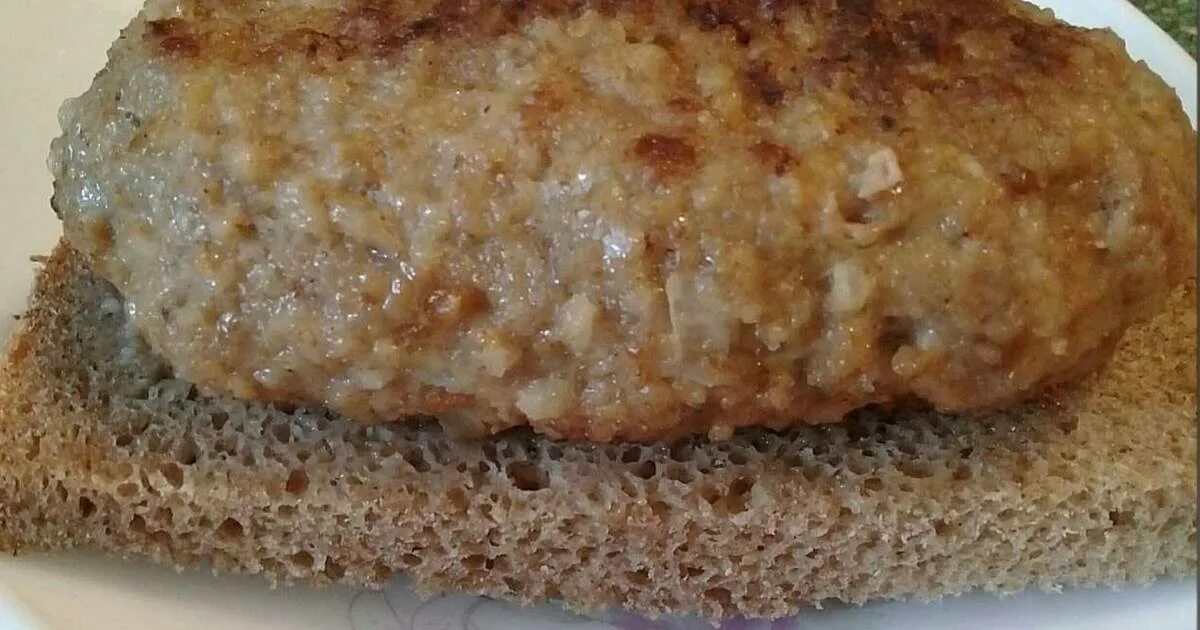 Котлеты из хлеба и молока. Котлеты из фарша на сковороде без хлеба. Рыбные котлеты в сухарях. Можно ли черный хлеб добавить в котлеты. Бутерброд с котлетой.