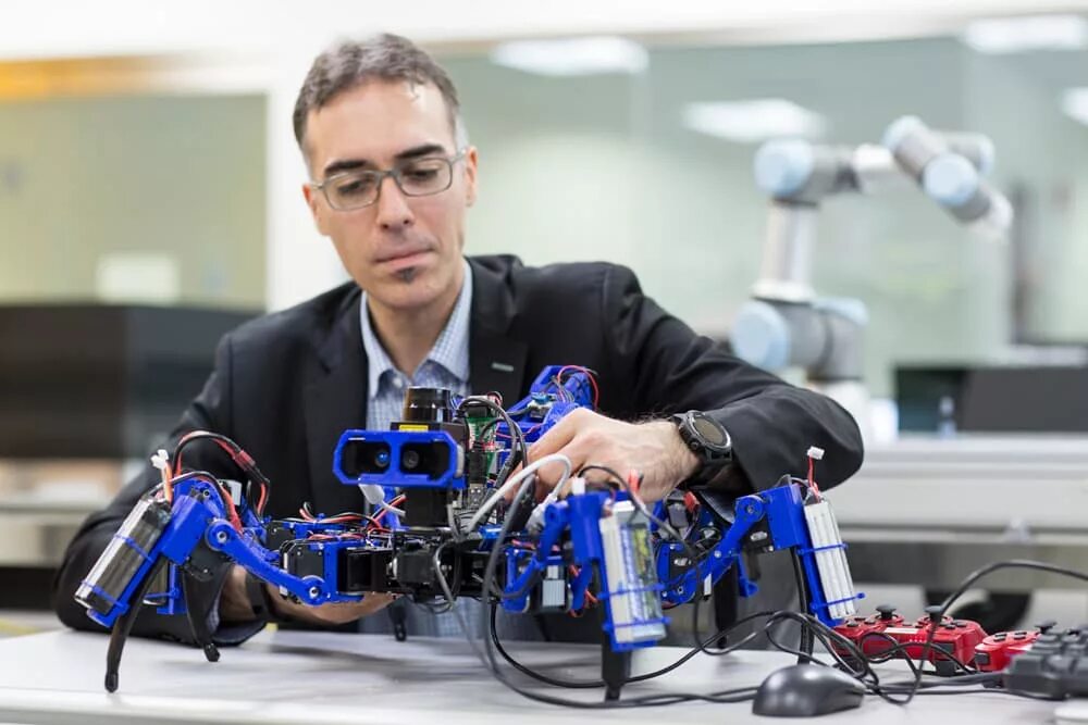 Какой из автономных роботов созданный французским изобретателем. Робототехника. Сборка робота. Робототехник профессия. Инженер изобретатель.